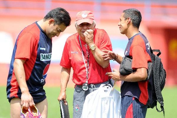 Carlos Ruiz y el técnico Aníbal Ruiz, captados al final del entrenamiento de ayer. (Foto Prensa Libre: Romeo Ríos)