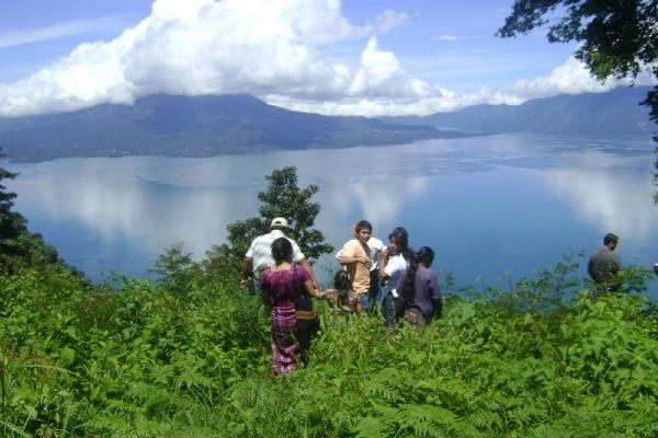 El  parque está  ubicado  en la  cuenca  del Lago de Atitlán, Sololá.