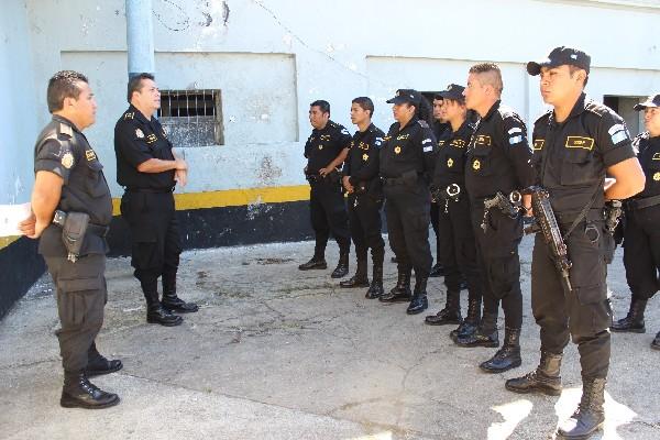 Comisario  da instrucciones a  agentes.