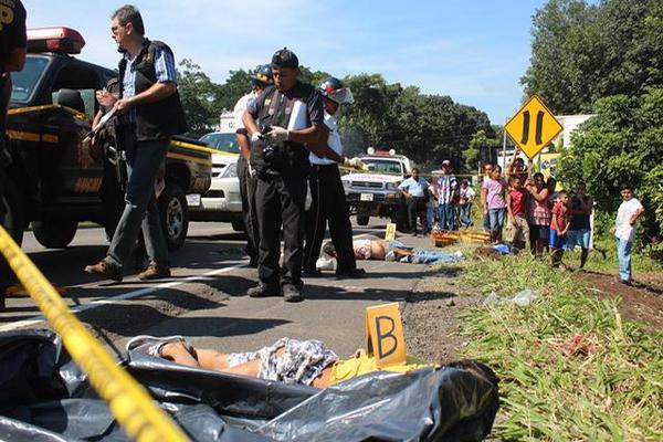 Autoridades y curiosos observan los cuerpos de accidente, en Mazatenango, Suchitepéquez. (Foto Prensa Libre: Danilo Lopez).<br _mce_bogus="1"/>