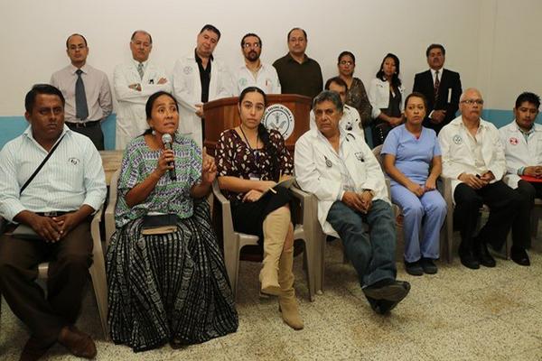 Representantes de organizaciones informan sobre  falta de recursos en el Hospital Regional de Cobán. (Foto Prensa Libre: Eduardo Sam)