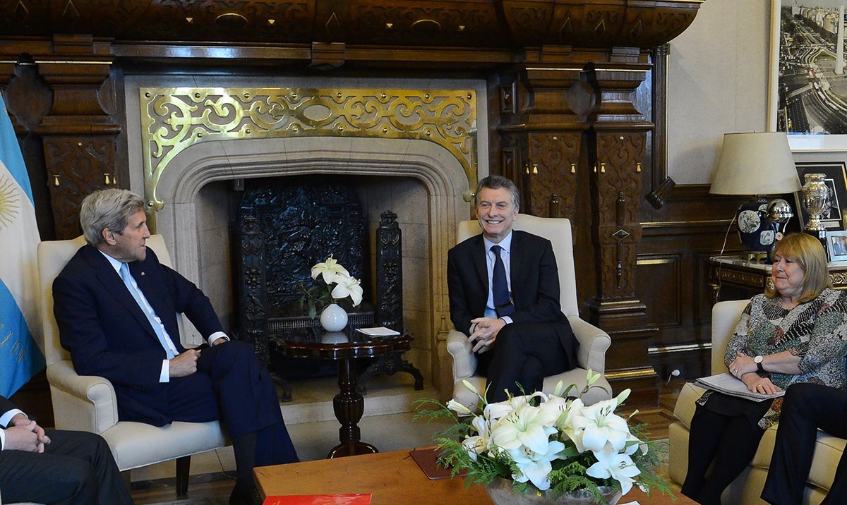 John Kerry (i) durante la reunión que sostuvo con el presidente argentino Mauricio Macri (c) en la sede del gobierno argentino. A la derecha la ministra de Exteriores de Argentina, Susana Malcorra. (Foto Prensa Libre: AFP).