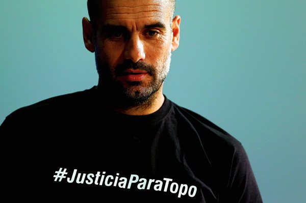 Está fue la camiseta que usó Pep Guardiola durante la conferencia de prensa previo al partido de la Liga de Campeones de Europa ante el Oporto. (Foto Prensa Libre: AP).