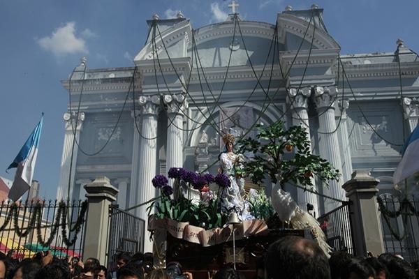 La imagen de la Virgen de la Inmaculada Concepción sale de San Francisco. (Foto Prensa Libre: Esbin García)