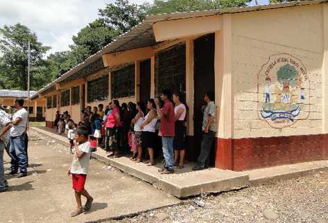 Padres de estudiantes de la  Escuela Oficial Rural Mixta de San Antonio Buena Vista, de  Guanagazapa,  estuvieron a punto de linchar a la directora.