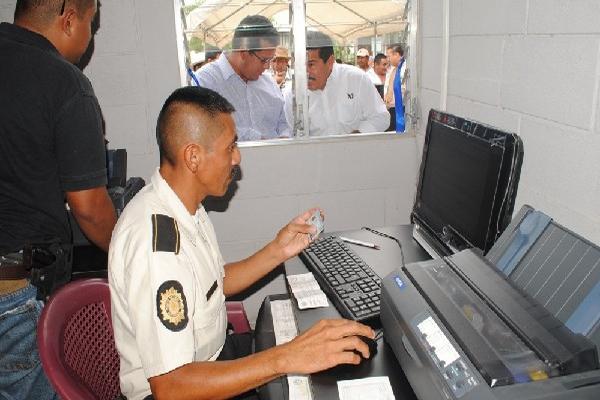 Oficina para el trámite de antecedentes  policiales, en Poptún.