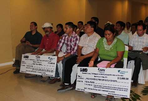 miembros DE organizaciones participan en el acto de entrega del fondo.