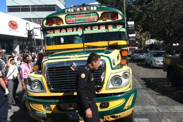 Sujetos armdos dispararon contra este autobús en la zona 10. (Foto Prensa Libre: Erick Avila)<br _mce_bogus="1"/>