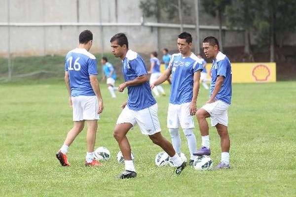 Angelo Padilla —c— se ejercita en el Proyecto Goal. (Foto Prensa Libre: Francisco Sánchez)