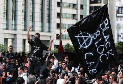 Manifestantes en la avenida Paulista de Sao Paulo el 25 de enero de 2014. (Foto Prensa Libre: AFP)