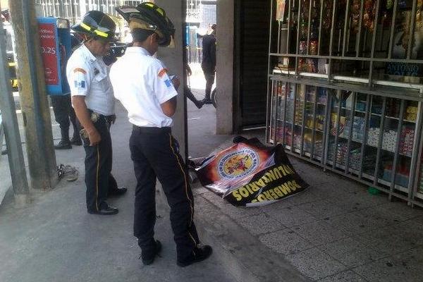 Socorristas esperan la llegada del MP al lugar del ataque. (Foto Prensa Libre: Bomberos Voluntarios)<br _mce_bogus="1"/>