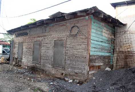 La subestación de Morales está instalada en una estructura de madera vieja, en donde los dormitorios y archivos son insuficientes.