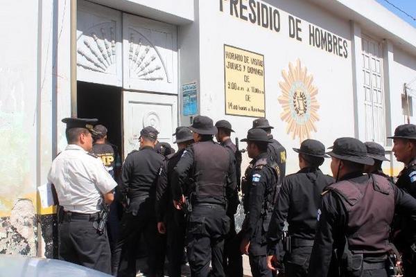 Un operativo policial se desplegó en varios puntos de Jalapa luego de la fugsa de treso reos de la prisión policial. (Foto Prensa Libre: Hugo Oliva)<br _mce_bogus="1"/>