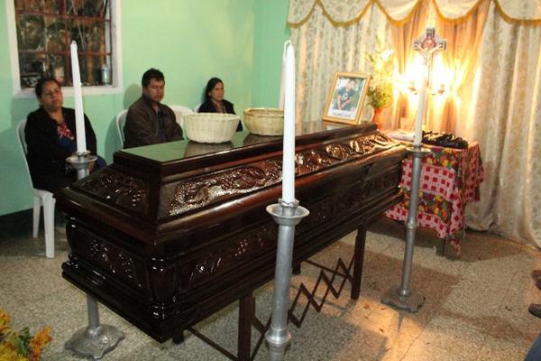 Pesar y consternación causó en la población de Sololá la muerte de taxista que había sido secuestrado. (Foto Prensa Libre: Ángel Julajuj)