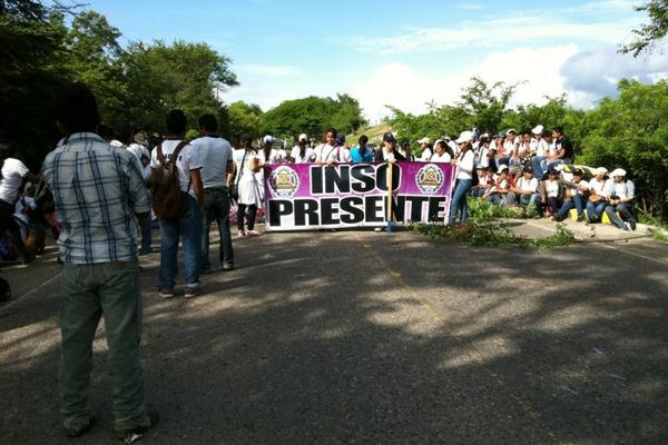 Bloqueo en kilómetro 165 de la ruta que conduce de Chiquimula a Zacapa. (Foto cortesía de Carlos Recinos)