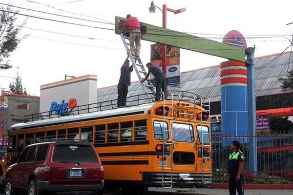 La comuna utiliza vehículos particulares  o buses para cambiar focos de los semáforos. (Foto Prensa Libre: Caros Ventura)