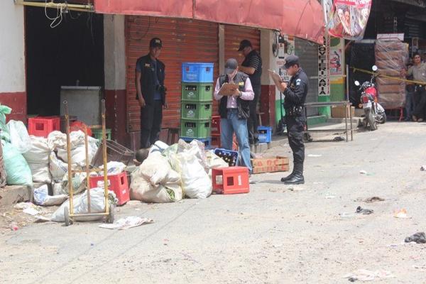 Investigadores revisan el lugar donde murió baleado Vitelio Súchite, en Chiquimula. (Foto Prensa Libre: Edwin Paxtor).