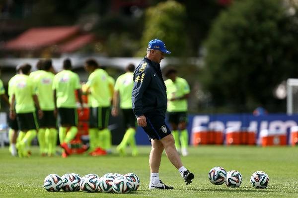 El técnico de Brasil Luiz Felipe Scolari dirigió el entrenamiento de los brasileros. (Foto: Prensa Libre / EFE)