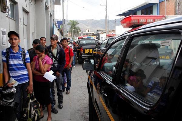 Gran cantidad de personas realizaron este 2 de enero el trámite para los antecedentes policiales en sede de Salamá, Baja Verapaz. (Foto Prensa Libre: PNC)<br _mce_bogus="1"/>