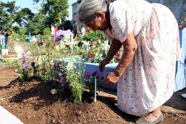 Familiares llevan ramos de flores, coronas y arreglos especiales para sus difuntos. (Foto Prensa Libre: R. Miranda)