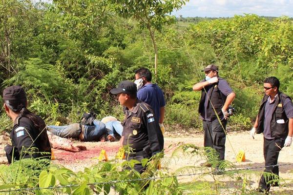 Siete cadáveres fueron localizados por pobladores en el municipio Santa Ana, Petén, sin que hasta el momento hayan sido identificados. (Foto Prensa Libre: Rigoberto Escobar)