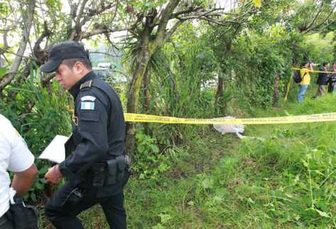 Cuerpo de niña de seis años fue localizado en terreno baldío de zona 4 de Villa Nueva. (Foto Prensa Libre: Estuardo Paredes)