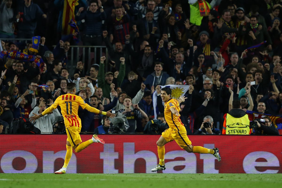 Suárez corre y celebra el segundo gol que le significó la victoria al Barcelona. (Foto Prensa Libre: AP)