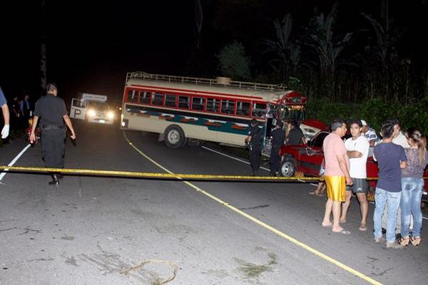 Curiosos y autoridades observan el lugar donde se estrelló el autobús de Transportes López. (Foto Prensa Libre: Rolando Miranda)<br _mce_bogus="1"/>