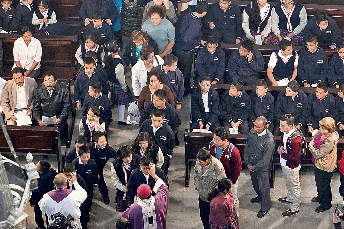 Cientos de  fieles  participan en la imposición de la cruz de ceniza, en la Catedral Metropolitana, en el comienzo de la Cuaresma.