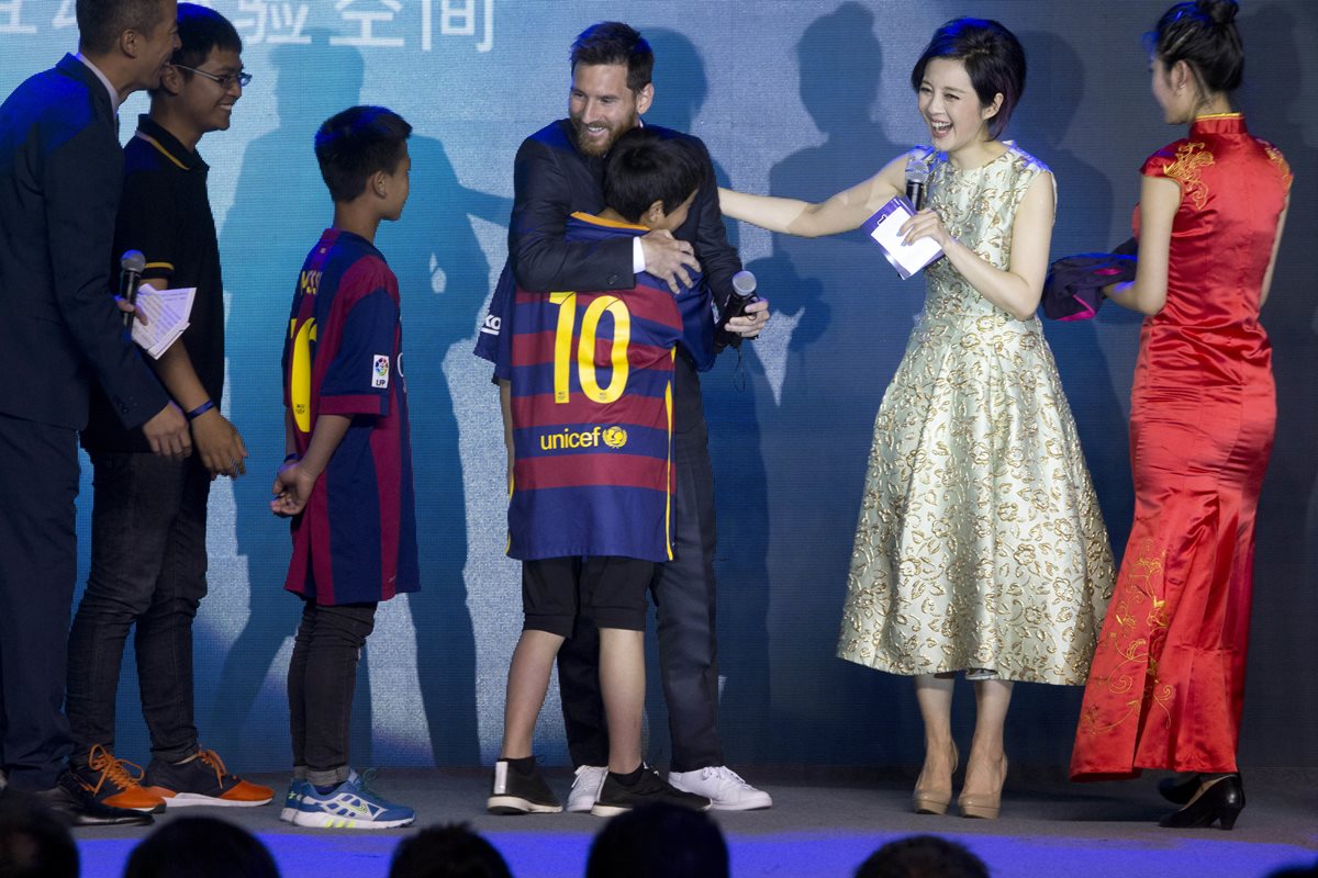 La presencia de Leo Messi causo mucha alegría en los niños chinos. (Foto prensa Libre: AP)