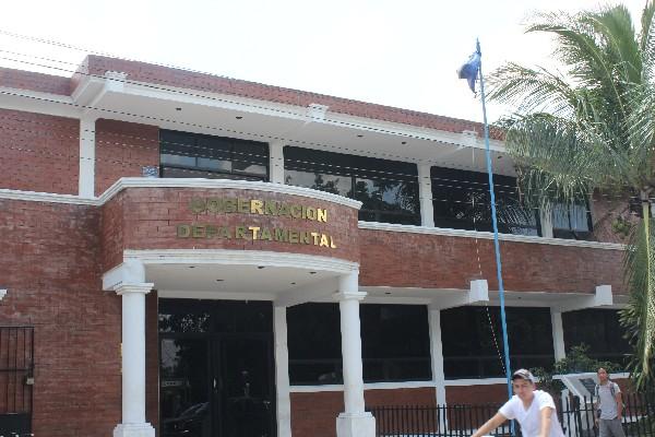 La bandera que ondea frente a la Gobernación Departamental de Jutiapa está rota y sucia.