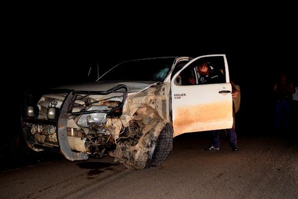 Picop con el que chocó la motocicleta que conducía Jaime Choc en Sayaxché. (Foto Prensa Libre: Rigoberto Escobar)