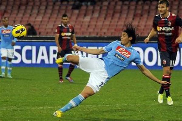 El jugador uruguayo del Napoli, Edinson Cavani, se prepara para rematar la  pelota en un partido contra Bologna por la Serie A el domingo. (Foto Prensa Libre: AP)