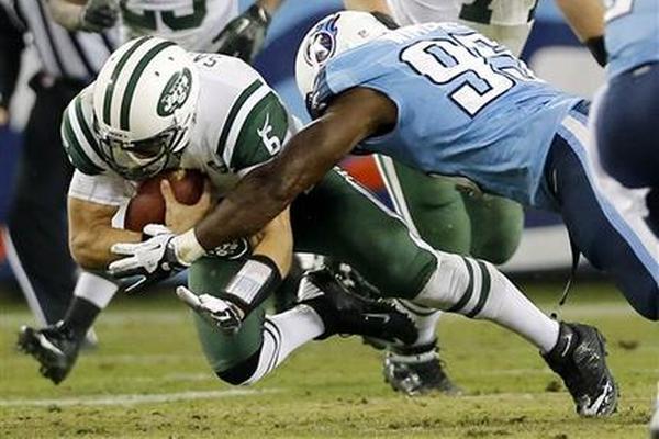 El quarterback Mark Sánchez (6), de los Jets de Nueva York, es derribado por  Kamerion Wimbley (95), de los Titans de Tenesí, el lunes 17 de diciembre  de 2012 en Nashville, Tenesí. (Foto Prensa Libre: AP)