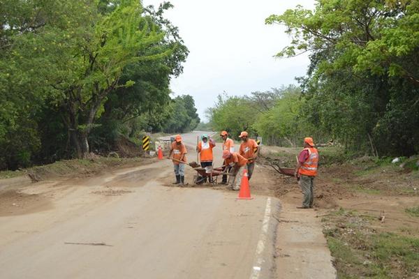 Trabajadores de Covial limpian el tramo que une la aldea La Fragua, de la cabecera de Zacapa, con La Reforma, Huite. (Foto Prensa Libre: Víctor Gómez)