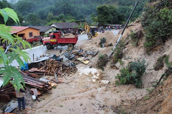 En Tierra Blanca Pericón, Uspantán, un alud sepultó una vivienda. (Foto Prensa Libre: Óscar Figueroa)