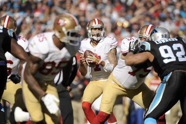 Colin Kaepernick fue quien lideró el juego de los 49ers, para conseguir la importante victoria que los acerca al Súper Bowl. (Foto Prensa Libre: EFE)