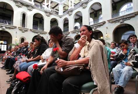 familiares de víctimas y sobrevivientes de la masacre de  Dos Erres, La Libertad, Petén, escuchan la solicitud de perdón de Álvaro Colom, como presidente de la República y comandante general del Ejército.