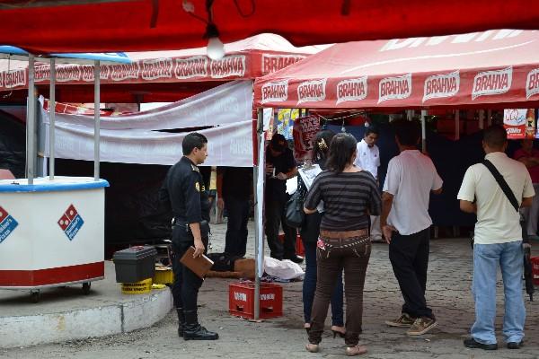 Agentes policiales y vecinos observan el cuerpo de José Mauricio Rivas Arévalo, en Zacapa.