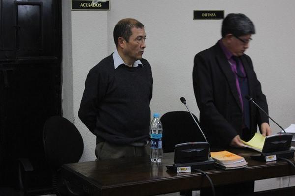 Fermín Solano, junto a su abogado defensor, en el juicio que se efectúa en Chimaltenango. (Foto Prensa Libre: José Rosales)