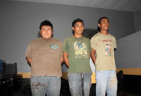 Tres hombres capturados por la Policía Nacional Civil, durante la liberación de una empresaria, en la aldea El Zunzo, Taxisco, Santa Rosa.