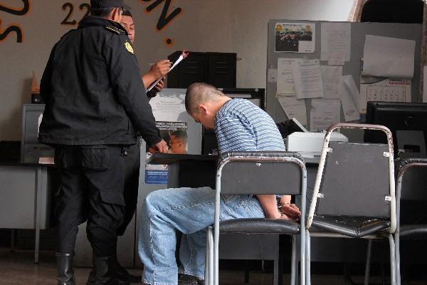 Jorge Luis Álvarez Cerna, en la subestación de la PNC de Jalapa, tras haber sido  capturado en cateos.