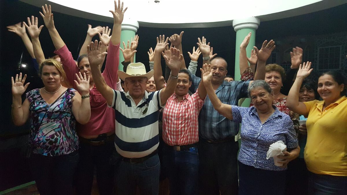 Rolando Arturo Aquino Guerra, de sombrero, encabeza las elecciones en la cabecera de Chiquimula. (Foto Prensa Libre: Edwin Paxtor)