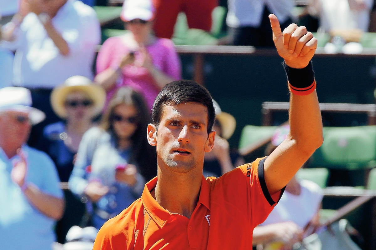 Djokovic celebra tras superar al británico en el duelo que debió posponerse debido al mal clima. (Foto Prensa Libre: EFE)