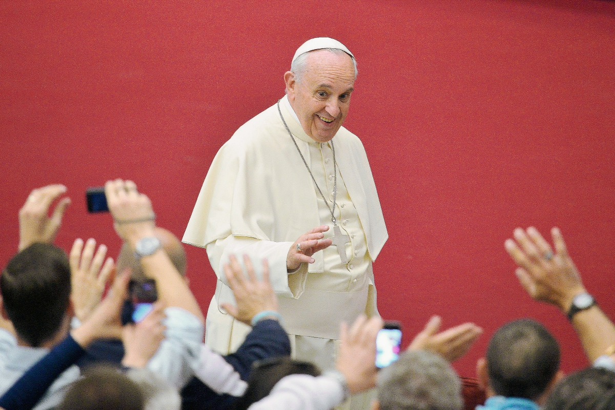 El Papa Francisco llega para una audiencia en el Aula Pablo VI del Vaticano.(Foto Prensa Libre:AP)AP