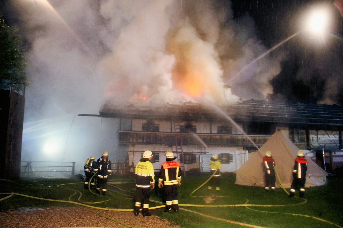 Bomberos intentan sofocar las llamas en la hostería de Schneizlreuth, Alemania. (Foto Prensa Libre: AP).