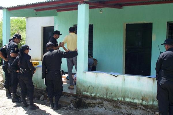 Agentes de la Policía y del Ministerio Público examinan uno de los tres cuerpos localizados en vivienda. (Julio Vargas)<br _mce_bogus="1"/>