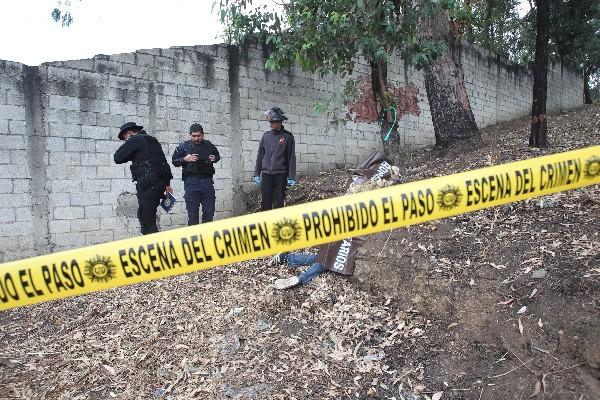 Policías y bomberos, en la escena del crimen.