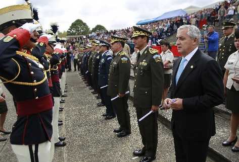 PÉREZ MOLINA, durante la graduación, ayer, de 83 cadetes en la Escuela Politécnica.