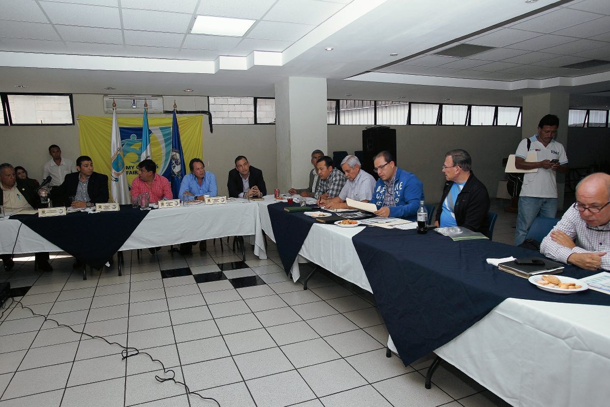 Once de 12 representantes de la Liga Nacional asistieron a la Asamblea Extraordinaria, en la que se tocaron temas relacionados con Selección y fechas importantes. (Foto Prensa Libre: Óscar Felipe)